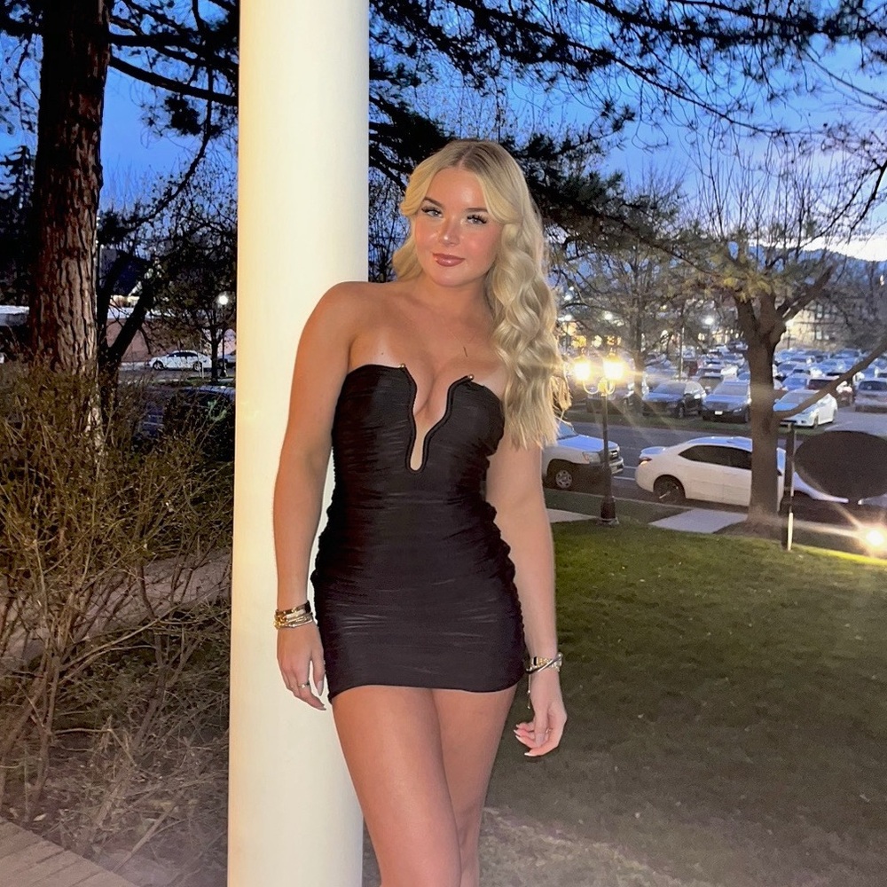 STUNNING LOW NECK BLACK MINI DRESS. SIZE SMALL